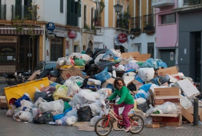 Забастовка мусорщиков в Севилье (12 фото)