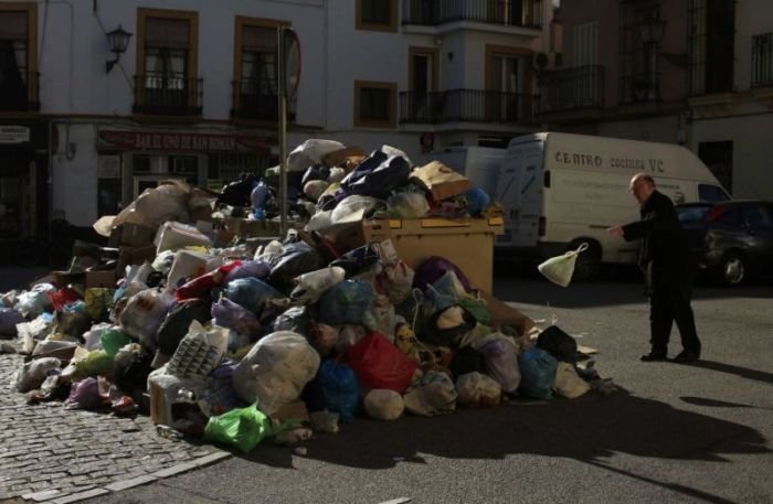 Забастовка мусорщиков в Севилье (12 фото)