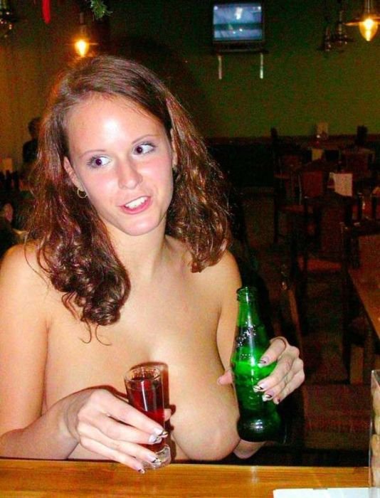 Официантка в чешском баре (16 фото)