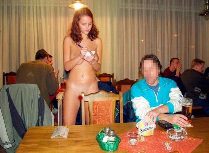 Официантка в чешском баре (16 фото)