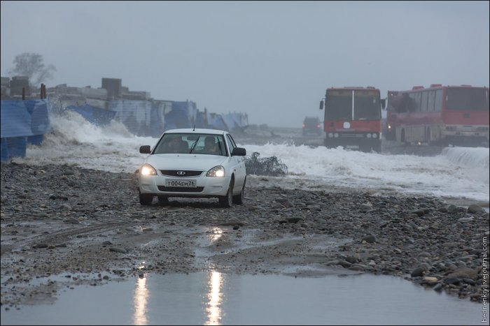 Шторм в Сочи разрушил защиту от волн за 2.5 миллиарда рублей (21 фото)