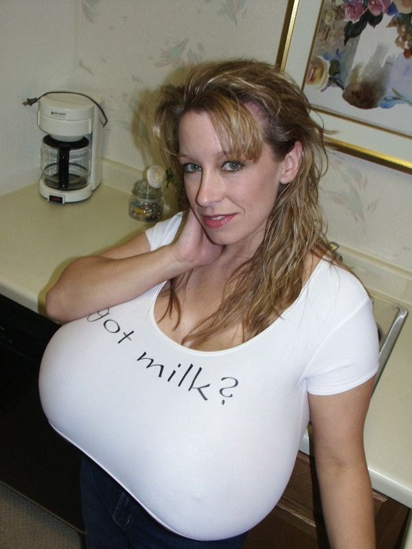 Женщина с огромной грудью (5 фото)