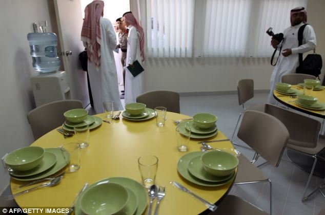 Тюрьма для террористов в Саудовской Аравии (6 фото)