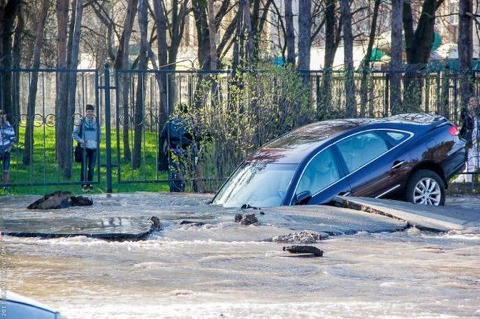 Машина утонула посреди дороги в Киеве (8 фото)