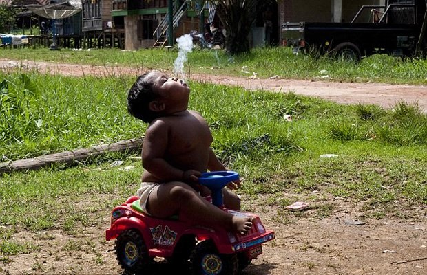 Двухлетний мальчик курит по 2 пачки сигарет в день (4 фото)