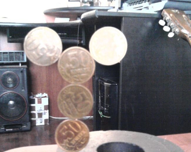 Висящие монеты (6 фото)