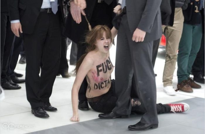Femen атаковали Путина (15 фото)