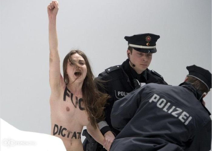 Femen атаковали Путина (15 фото)