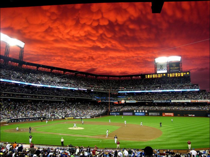 Небо над бейсбольным стадионом (7 фото)