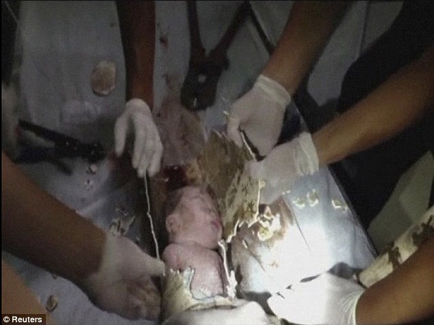 Мать смыла новорожденного ребенка в канализацию (13 фото)