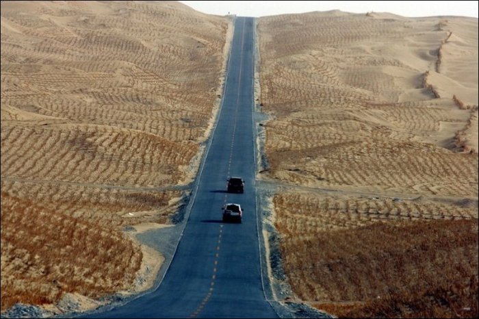 Самая длинная дорога через пустыню (7 фото)