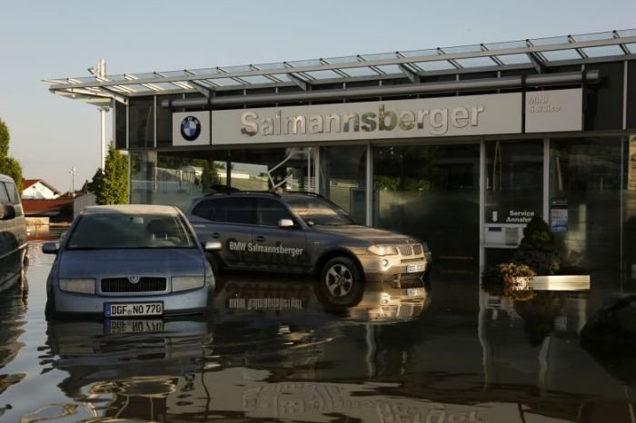 Затопленные автомобили в Европе (35 фото)