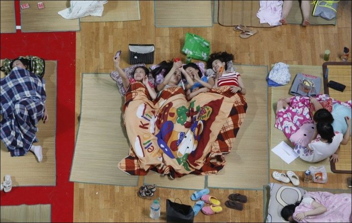 Китайские студенты спасаются от жары в спортзале (12 фото)
