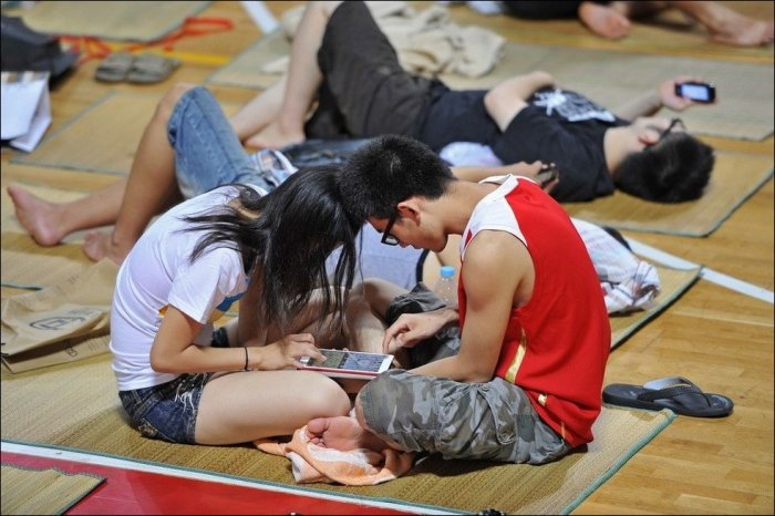 Китайские студенты спасаются от жары в спортзале (12 фото)