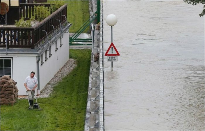 Защита от наводнения в Австрии (3 фото)