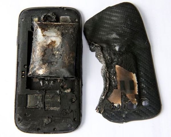 Смартфон взорвался у девушки в кармане (3 фото)