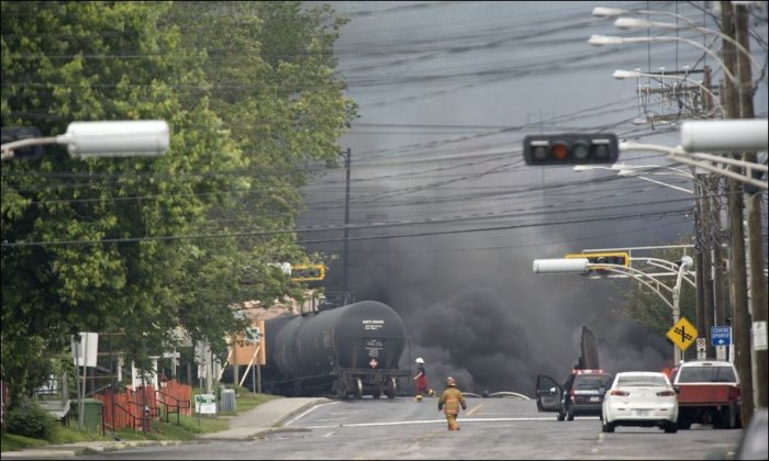 Поезд сошел с рельс в Канаде (10 фото)