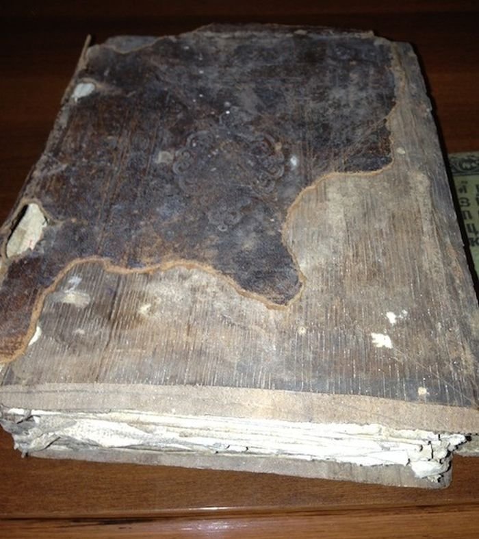 Старинная книга (4 фото)