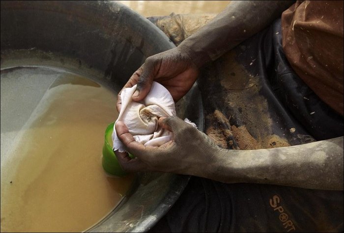 Ручная добыча золота в Южном Судане (21 фото)
