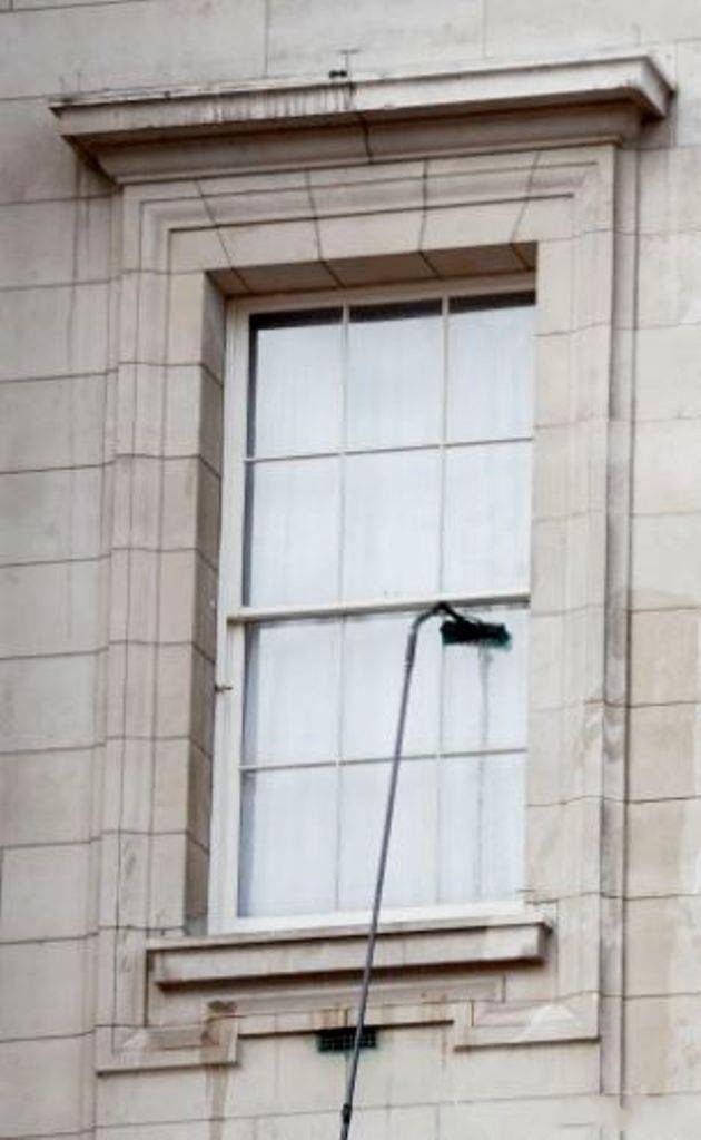 Как помыть окна на четвертом этаже (3 фото)