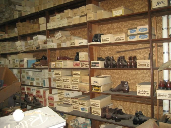Старый обувной магазин (32 фото)