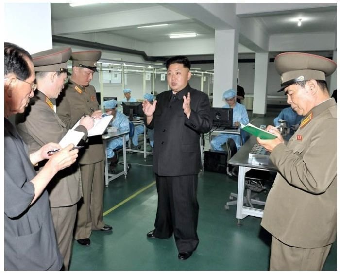 Первый северокорейский смартфон (6 фото)
