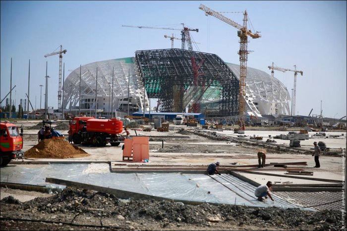 Главный стадион Сочи за полгода до Олимпиады (4 фото)