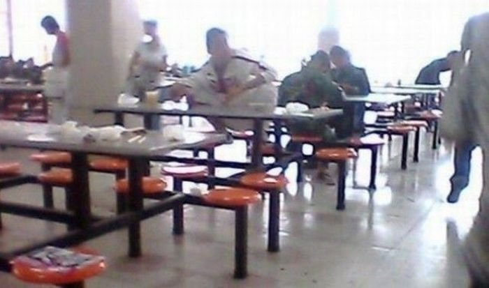 Китайские студенты за обедом (6 фото)