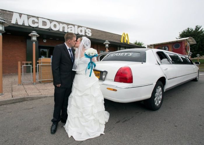 Свадьба в Макдональдсе (16 фото)