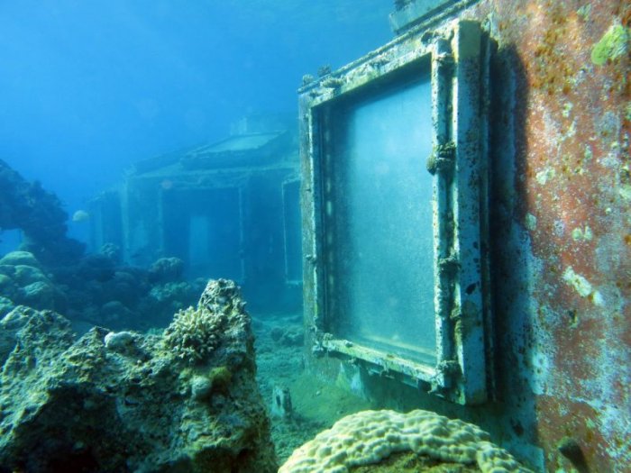 Заброшенный стриптиз-клуб под водой (7 фото)