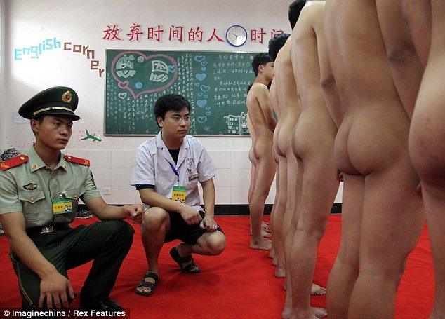 Медкомиссия в китайской армии (9 фото)