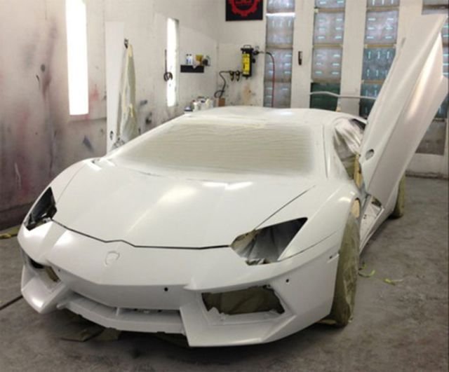 Крис Браун перекрасил свой Lamborghini под цвет кроссовок (6 фото)