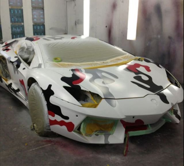 Крис Браун перекрасил свой Lamborghini под цвет кроссовок (6 фото)