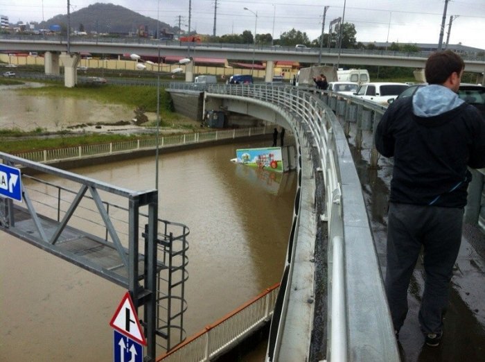 Олимпийскую трассу затопило (6 фото)