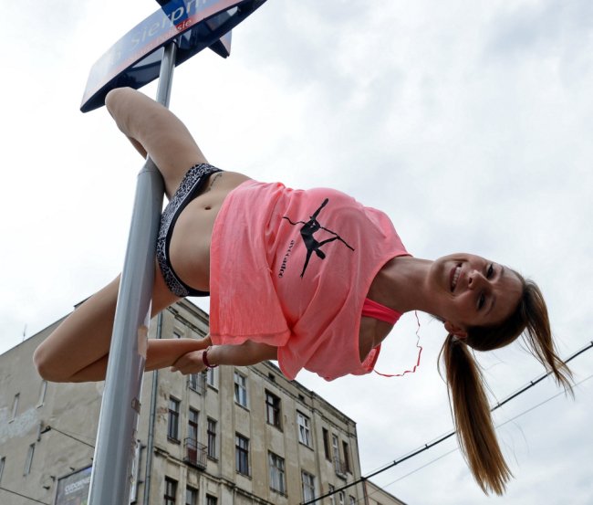 Польские гимнастки танцуют на уличных столбах (11 фото)