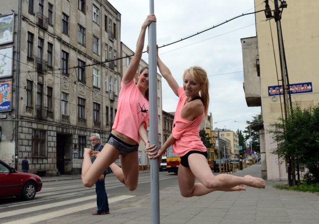 Польские гимнастки танцуют на уличных столбах (11 фото)