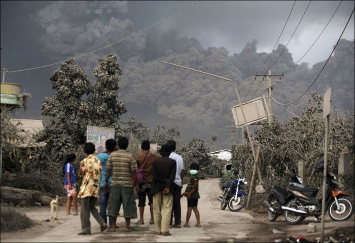 Извержение вулкана Синабунг (26 фото)