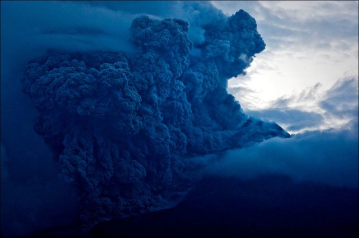 Извержение вулкана Синабунг (26 фото)