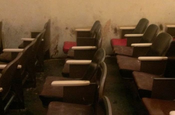 Заброшенный кинотеатр для взрослых (11 фото)