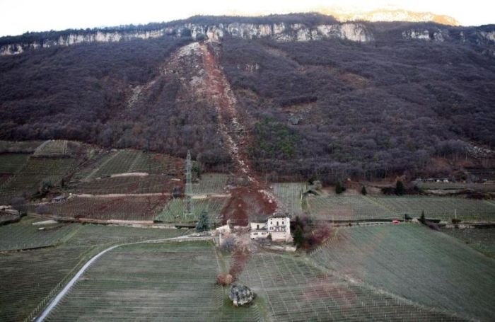 Огромный камень разрушил ферму в Италии (6 фото)