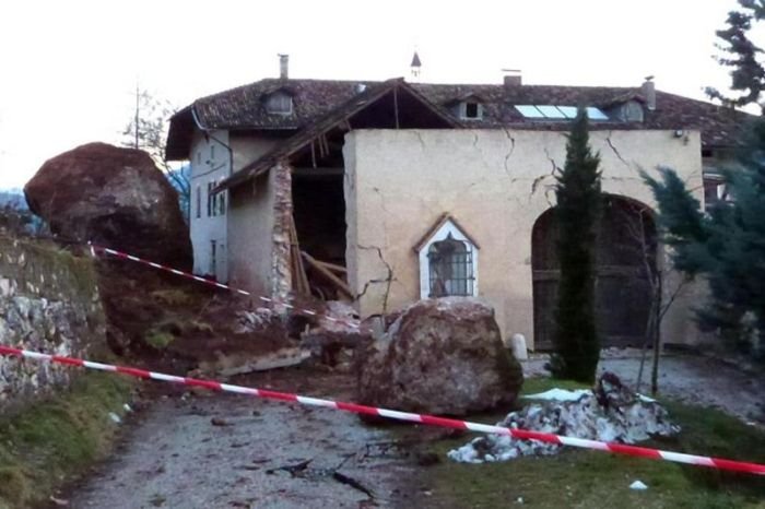 Огромный камень разрушил ферму в Италии (6 фото)