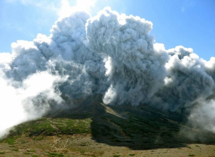 Извержение вулкана в Японии (11 фото)