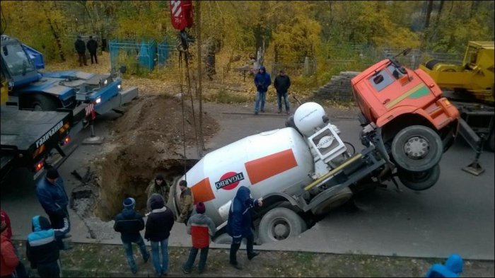 Провал бетономешалки в Воронеже (7 фото)