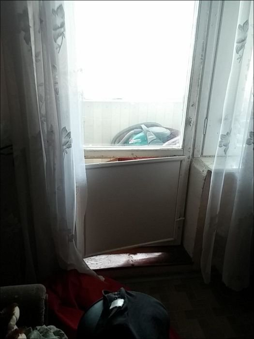Кот закрыл хозяина на балконе (10 фото)
