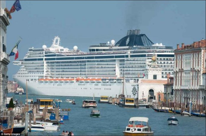 Огромный лайнер на фоне Венеции (7 фото)