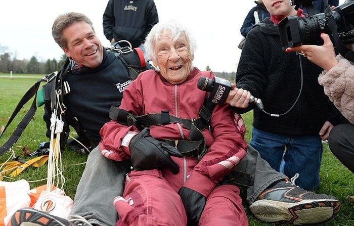 100-летняя бабушка прыгнула с парашютом (8 фото)