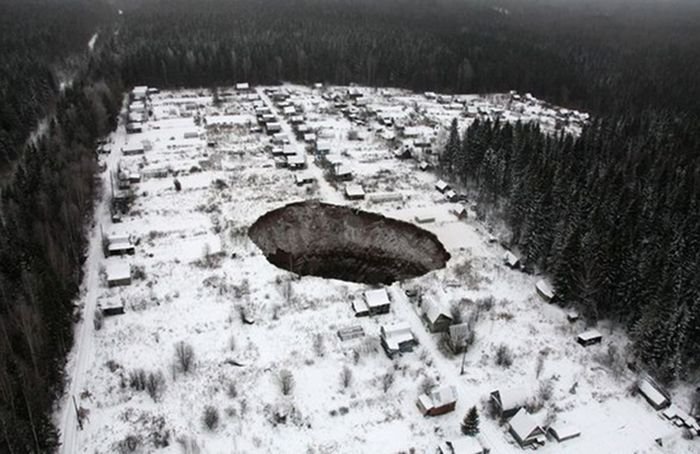 Провал грунта в Соликамске (5 фото)