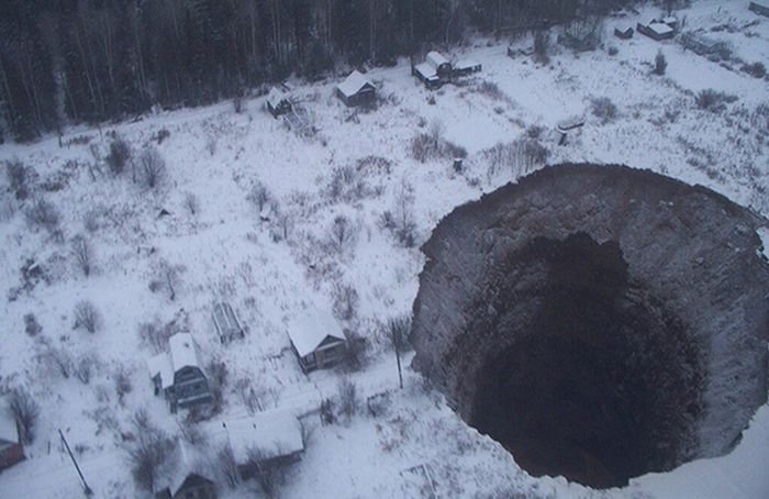 Провал грунта в Соликамске (5 фото)