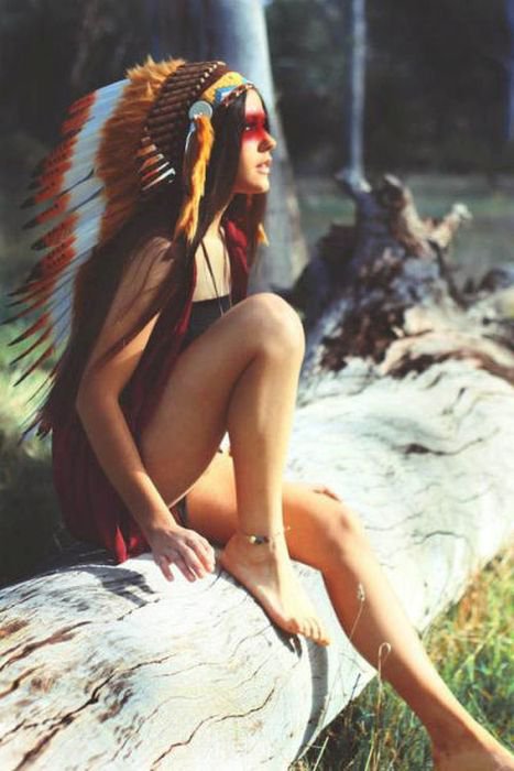 Девушки в костюмах индейцев (37 фото)