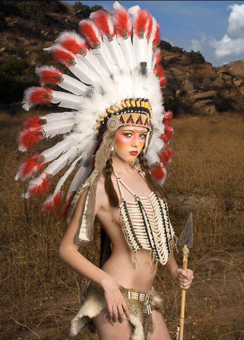 Девушки в костюмах индейцев (37 фото)